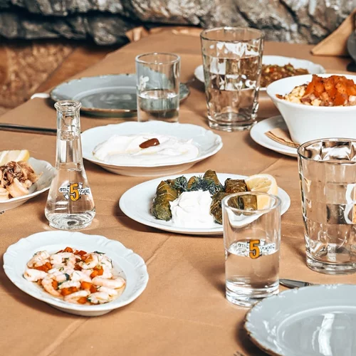 "Στις 5 Γύρες": Το βολιώτικο τσιπουράδικο α λα αθηναϊκά