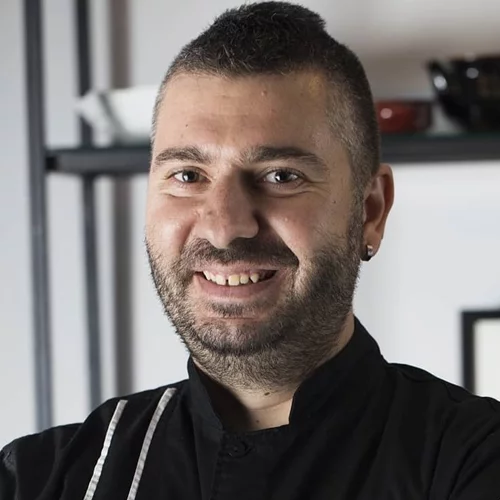 Ο Βασίλης Καφαλούκος είναι σεφ που λερώνει την ποδιά του