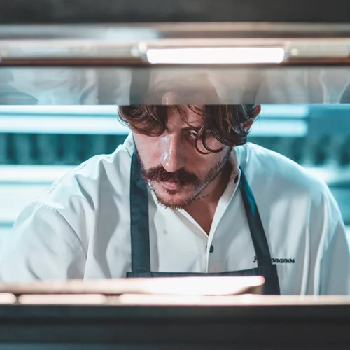 'Hurry Up': Ο Χάρης Μπονάνος ετοιμάζει street food σποτ στο Κουκάκι