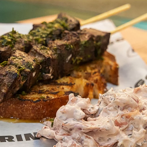 Σε μία παμπ του Ψυρρή φτιάχνουν φίνο σουβλάκι με συκώτι