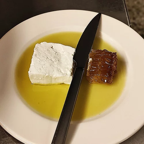 Το πιάτο της εβδομάδας: Κατσικίσιο τυρί με κερήθρα και αγουρέλαιο στο 'Λινού Σουμπάσης και ΣΙΑ'