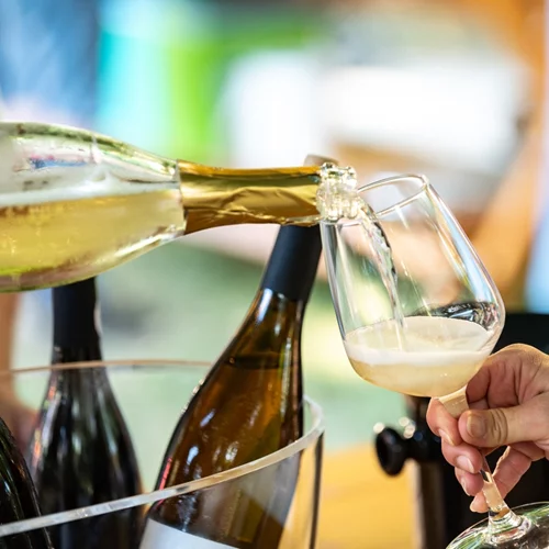 Με ένα ποτήρι κρασί στο χέρι: Τα οινικά ραντεβού της σεζόν