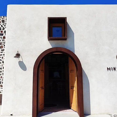 Στη Θηρασιά, για τα κρασιά του "Μικρά Θήρα"