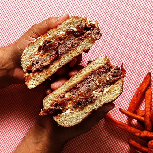 Ένα από τα πιο τίμια burgers της Αθήνας έφτασε στο Περιστέρι