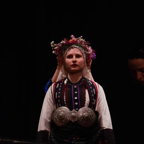 "Αποκέντρουσα": Τέσσερα σώματα αναπαριστούν τη διαβατήρια τελετή του γάμου