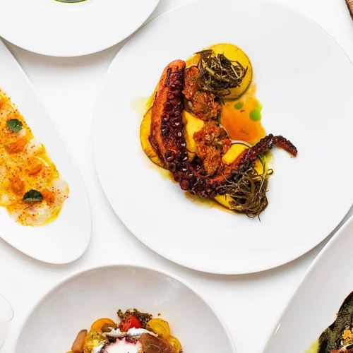 Πού πίνει και τρώει τώρα η Αθήνα: Από βραβευμένα μπαρ μέχρι γιαγιαδίστικα ταχυφαγεία