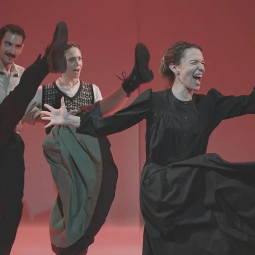 "Απολογία της Μαρί Κιουρί": Νέες φωτογραφίες από την παράσταση που επιστρέφει ανανεωμένη