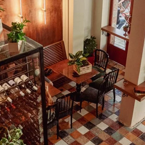 Στο Θησείο έφτιαξαν ένα wine bar με 'Agape'