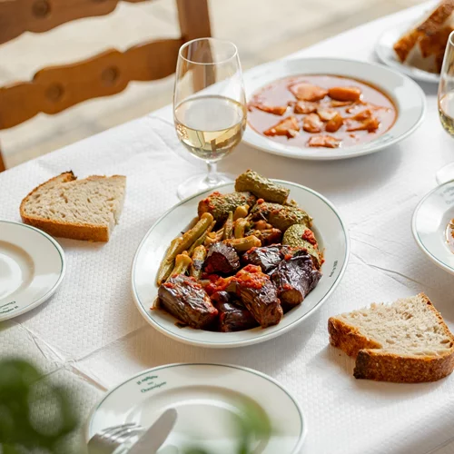 Μια παριζιάνικη ταβέρνα στρώνει τραπέζι μαζί με τον Οικονόμου