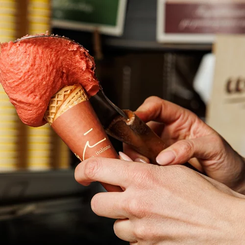 To σαν ιταλικό φιλί παγωτό στο Σύνταγμα