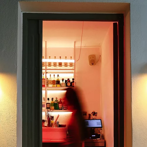 Cocktails και σουβενίρ σε ένα από τα καλύτερα μπαρ της Νάξου