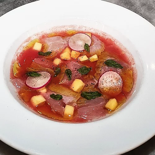 Το πιάτο της εβδομάδας: Ωμός κέφαλος με τοματόζουμο στο Pharaoh