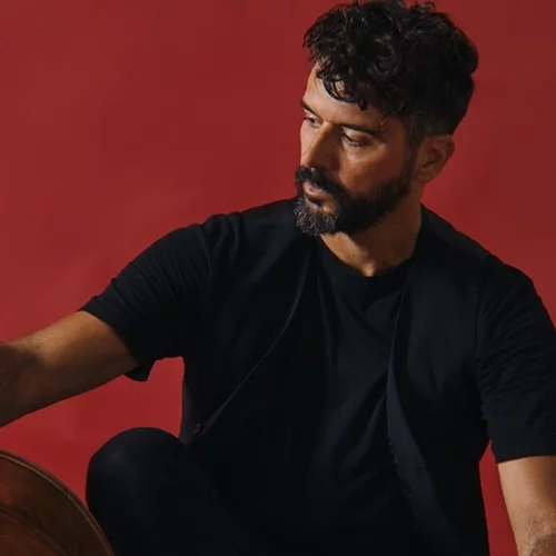 Πέτρος Κλαμπάνης: "Δεν ανακαλύπτουμε την Αμερική. Προτείνουμε όμως μια νέα, δυνατή ανάγνωση σε ένα έργο που έχουμε ξαναδεί"