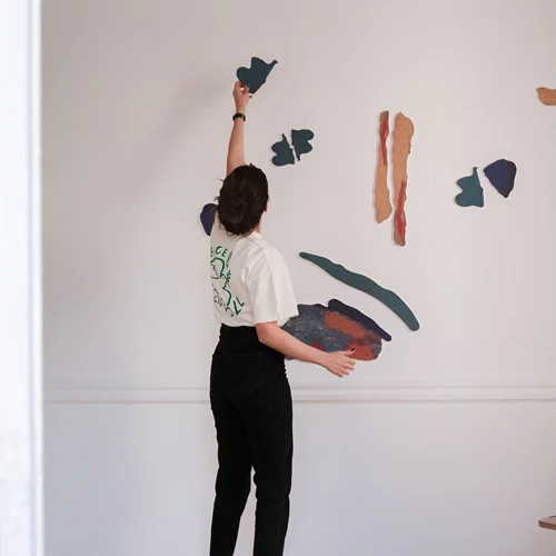 Μια έκθεση στη Χώρα Κυθήρων εξερευνά τα συναισθηματικά τοπία της παιδικής ηλικίας