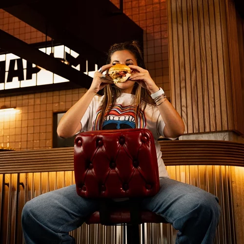 Πληθωρικό και ανανεωμένο το "Μπαρ Μπεε Κιου", δένει στο Πασαλιμάνι