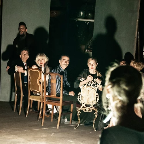 "Ο γλάρος" του Δημήτρη Καραντζά "πετά" για άλλον ένα μήνα