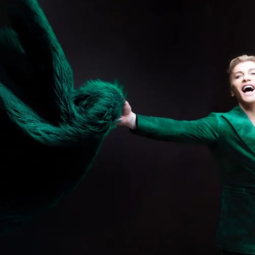 Ο Τάκης Ζαχαράτος μεταμορφώνεται στο Embassy Theater με το "Sweet dreams... από κοντά"