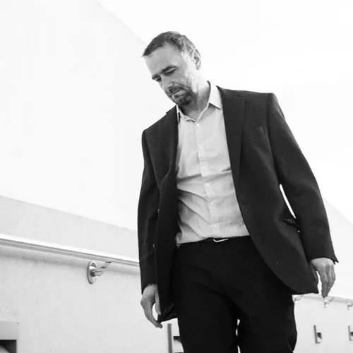 Ο Κ. Βήτα έφτιαξε ένα εικαστικό ποίημα για τη σύγχρονη Ελλάδα