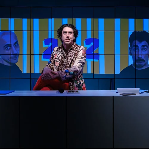 Όταν η σκηνή συναντά το τηλεοπτικό παιχνίδι γεννιέται ένα νέο θέατρο, καυστικό και σουρεαλιστικό