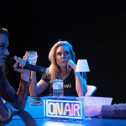 "Αγαπητέ μ@λάκα": Δείτε το τολμηρό και πολυσυζητημένο έργο σε μια παγκόσμια θεατρική πρεμιέρα