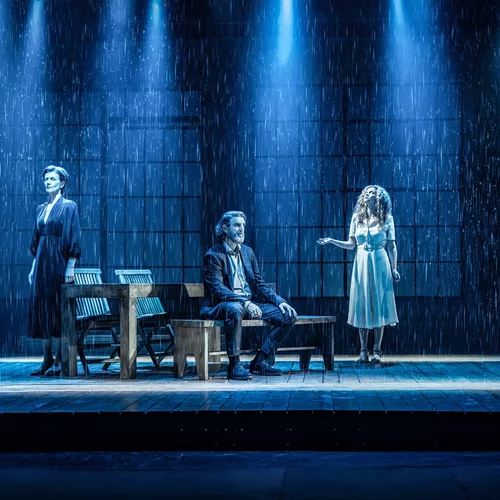 "Ήταν όλοι τους παιδιά μου": Οι ατμοσφαιρικές φωτογραφίες της παράστασης