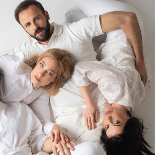 "Το ψέμα" κάτω από... τ’ αστέρια στην ταράτσα του Λαμπέτη