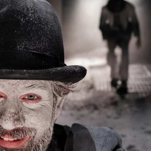 Ο Θωμάς Μοσχόπουλος αποθεώνει την παραδοξότητα και τον αυτοσαρκασμό στο "Περιμένοντας τον Γκοντό"