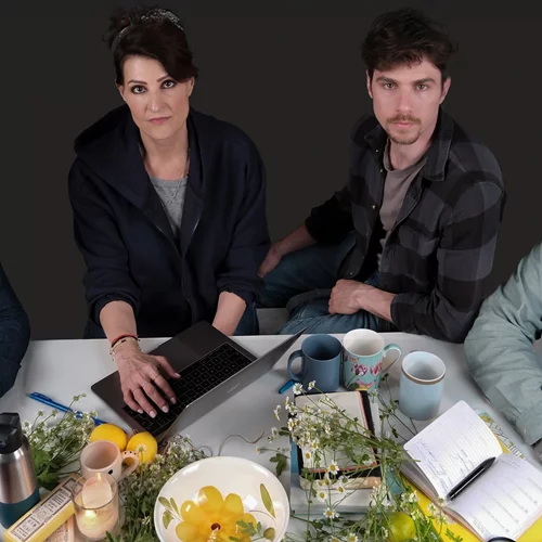 Είδαμε το "Tiny Beautiful Things" της Νία Βαρντάλος, μια παράσταση-καταφύγιο στο Θέατρο Παλλάς