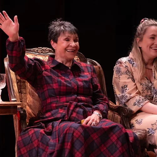 "Δυο γυναίκες χορεύουν" μέσα στις γιορτές