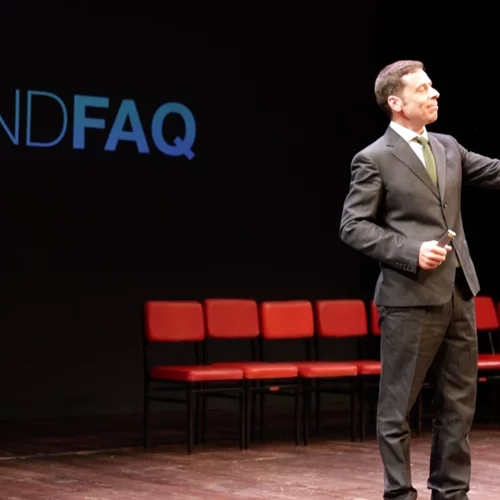 "MindFAQ": Το μυαλό μας την πατάει… και ο Γιάννης Σαρακατσάνης έχει αποδείξεις!