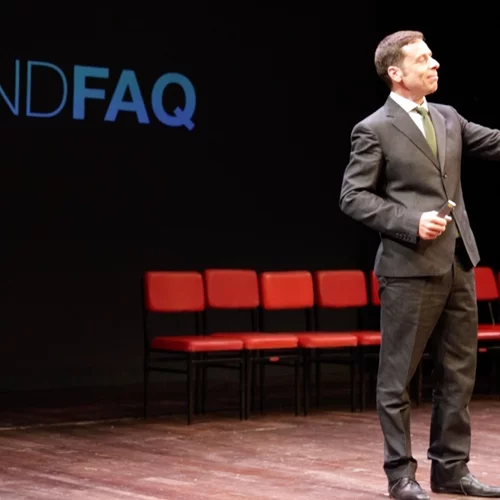 Ο Γιάννης Σαρακατσάνης μας καλεί να πάθουμε…"MindFAQ"