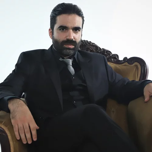 Γιωργής Τσουρής: "Προσπαθώ να απομυθοποιήσω την πιο στέρεη και πιο ιδιωτική μυθολογία μας"