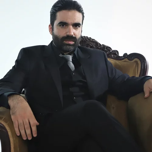 Αποκλειστικό: Ο Γιωργής Τσουρής μας συστήνει το "Τζόνι Μπλε": Μια κωμωδία μυστηρίου για τον σύγχρονο ανδρισμό