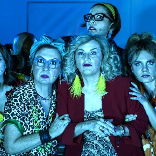 Τελευταία ευκαιρία για τις "Οκτώ γυναίκες": Το αστυνομικό θρίλερ χαρακτήρων έρχεται στο Παλλάς για μια μοναδική παράσταση