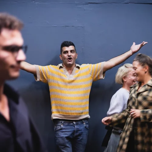 Τι κάνει τον Χρήστο Θεοδωρίδη να ξεχωρίζει στη σύγχρονη θεατρική σκηνή;