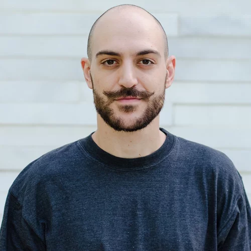 Ο Σωτήρης Ρουμελιώτης μάς εξηγεί γιατί η σουρεαλιστική παράσταση που σκηνοθετεί στην Πειραματική του Εθνικού ταιριάζει γάντι στην Αθήνα