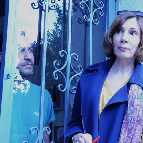 "Η σκιά της μύγας" πετά ξανά – Θέατρο στα καφενεία του Πειραιά