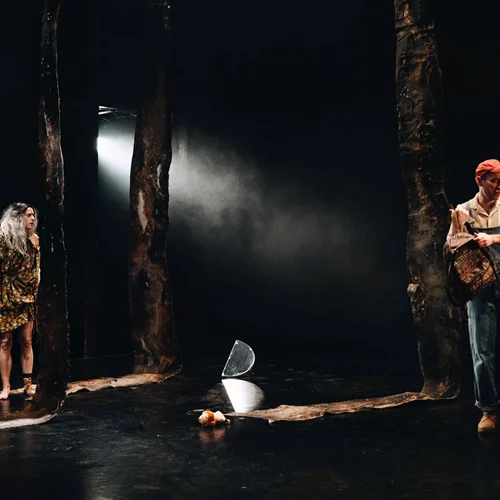 "Το τέρας" της Ηρώς Μπέζου αποκαλύπτεται – Οι πρώτες εικόνες από την παράσταση