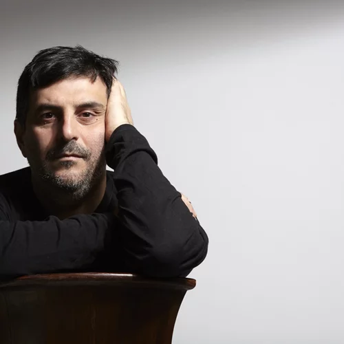 Ελισσαίος Βλάχος: Ποιος είναι ο ακούραστος ηθοποιός που σίγουρα σε κάποια παράσταση έχεις πετύχει;