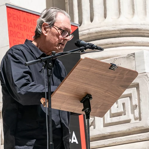 Πέθανε ο Αμερικανός συγγραφέας Πολ Όστερ