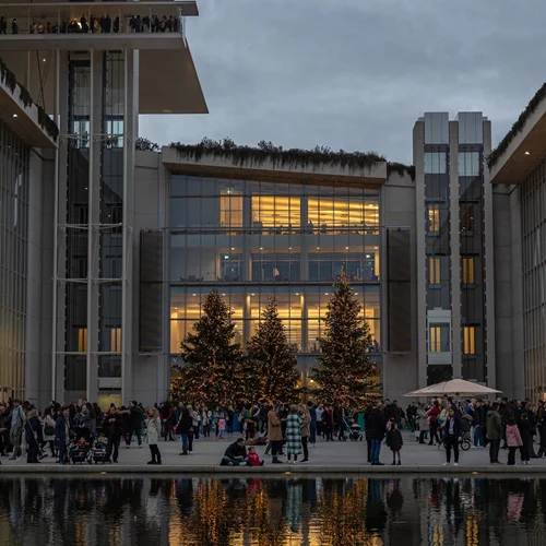 Ένα ονειρικό χριστουγεννιάτικο σκηνικό αποκαλύπτεται σήμερα στο ΚΠΙΣΝ