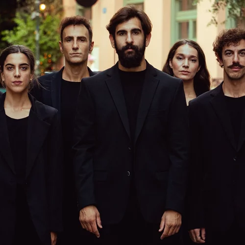 "Ήρωες" της Ελένης Γκασούκα: Η απόλυτη παρεΐστικη παράσταση αλλάζει ημερομηνία πρεμιέρας