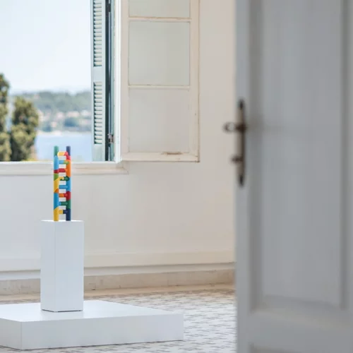 "The Water Or The Wave": Η έκθεση που αναδεικνύει τις Σπέτσες σε κέντρο εικαστικής εξερεύνησης