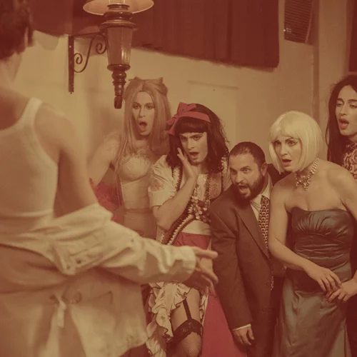 Στα άδυτα του θρυλικού μπαρ, "Χαβάη", με τα "Μπλε καστόρινα παπούτσια"