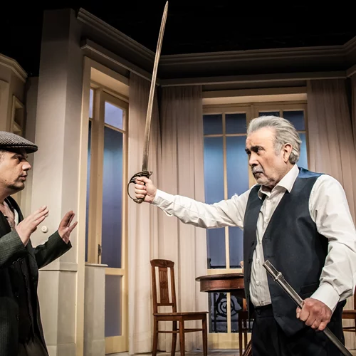 "Ένας Ήρωας με Παντούφλες": Φωτογραφίες από την παράσταση