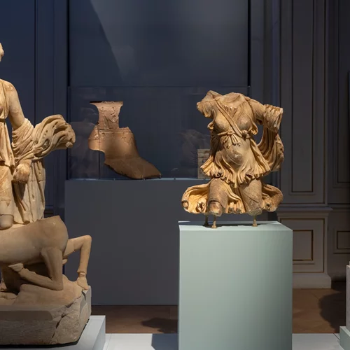 Από την καταπίεση στην αναγνώριση: Κυκλαδίτισσες αποκτούν (επιτέλους) φωνή στο Μουσείο Κυκλαδικής Τέχνης