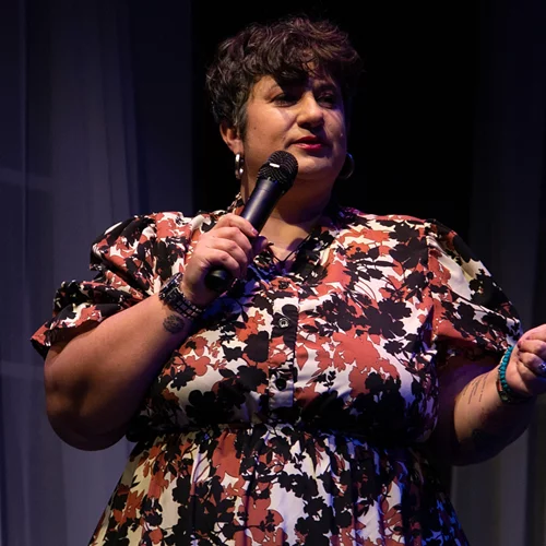 Athens English Comedy Club – Γιατί το αγγλόφωνο stand-up στην Αθήνα έχει τους φανατικούς του