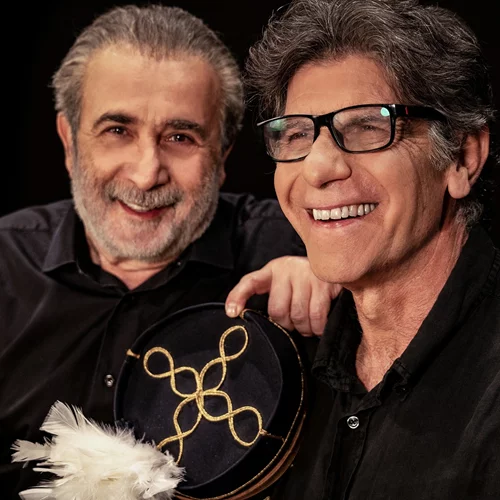 "Ένας ήρωας με παντούφλες": Ο Γιάννης Μπέζος σκηνοθετεί τον Λάκη Λαζόπουλο