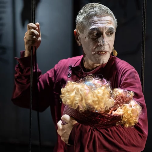 Πού θα δείτε το "Μόνος με τον Άμλετ" του Αιμίλιου Χειλάκη