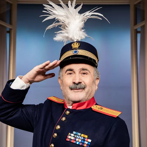 "Ένας ήρωας με παντούφλες": Ο Λάκης Λαζόπουλος και ο Γιάννης Μπέζος αναβιώνουν έναν διαχρονικό ήρωα